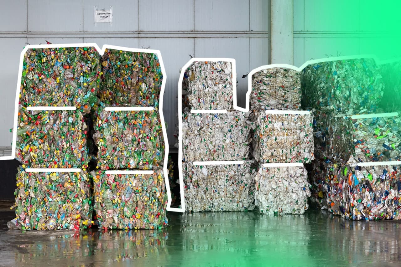 Разные брикеты отсортированных отходов перед отправкой на переработку. Источник фото: РИА Новости и Зелёный
