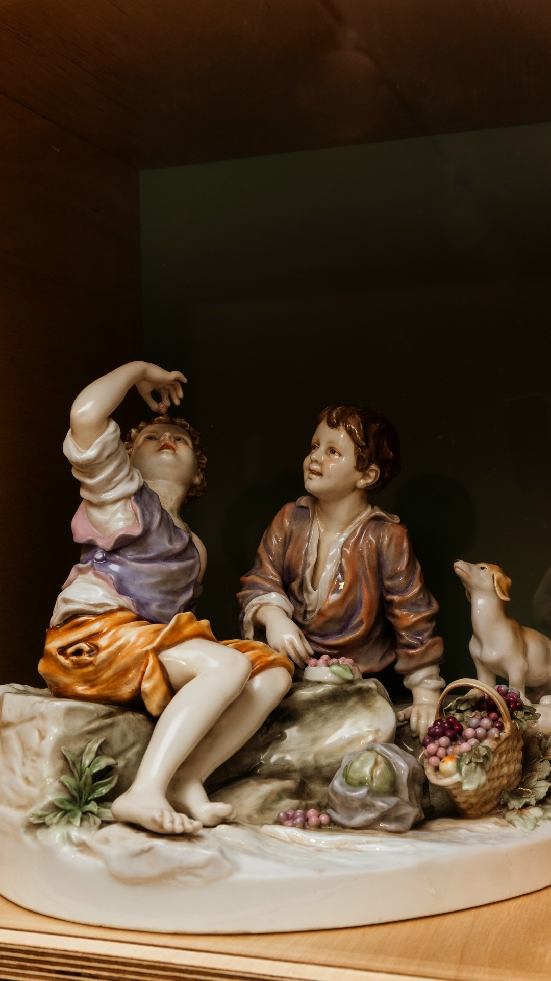 4. Шпис Август Карлович. Фарфоровая скульптурная группа «Мальчики, пробующие виноград». 1868 г. Императорский фарфоровый завод. Из собрания музея «Невская застава».