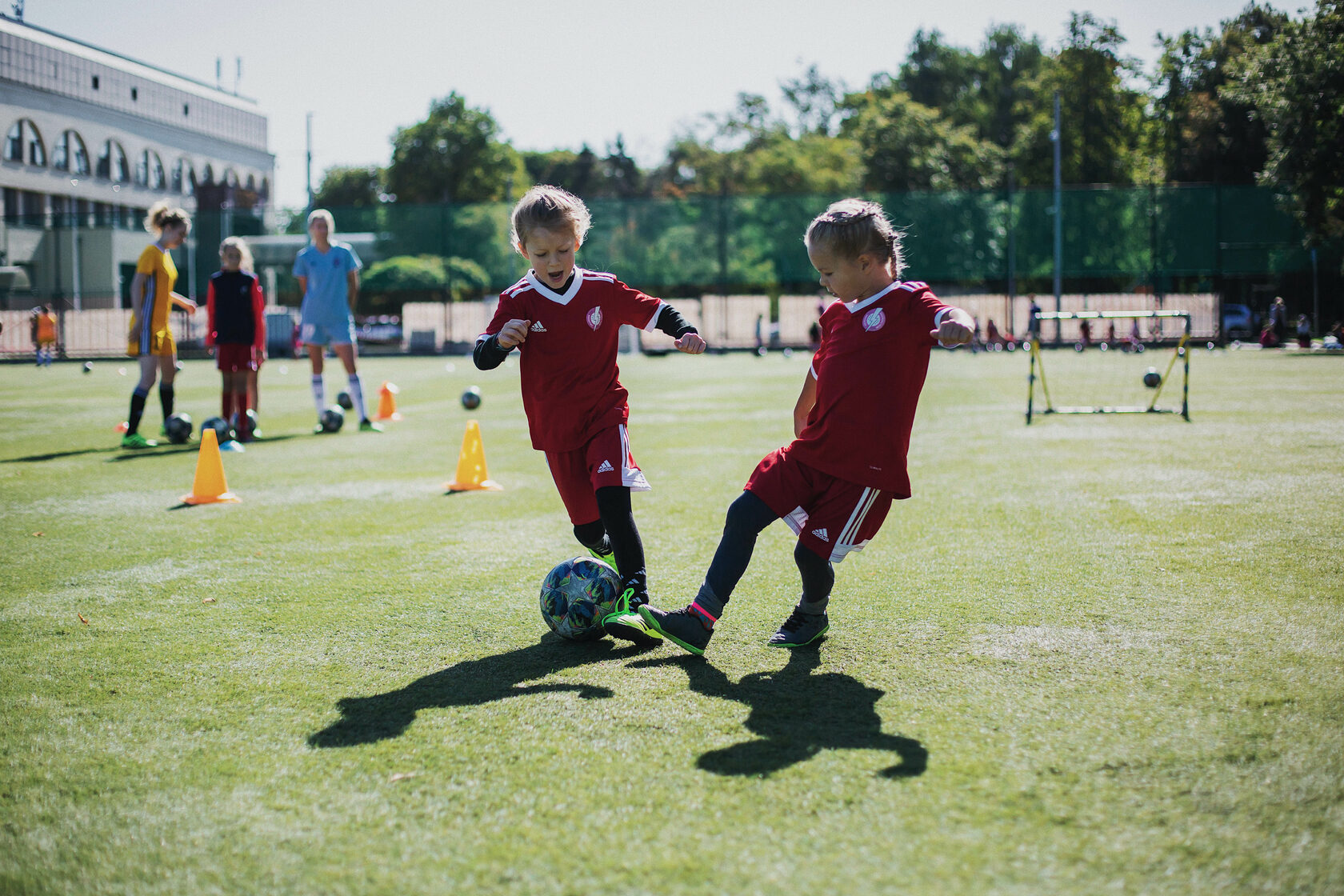 Футбол учит играть. Футбол девочки. Тренировка по футболу для детей. Тренировки по футболу для девочек. Футбол в школу девочки.