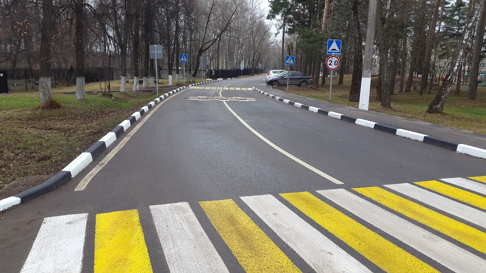 Дорог возможен. Дорожная разметка. Дорожная разметка вертикальная разметка. Нанесение вертикальной разметки. Дорожная разметка бордюров.