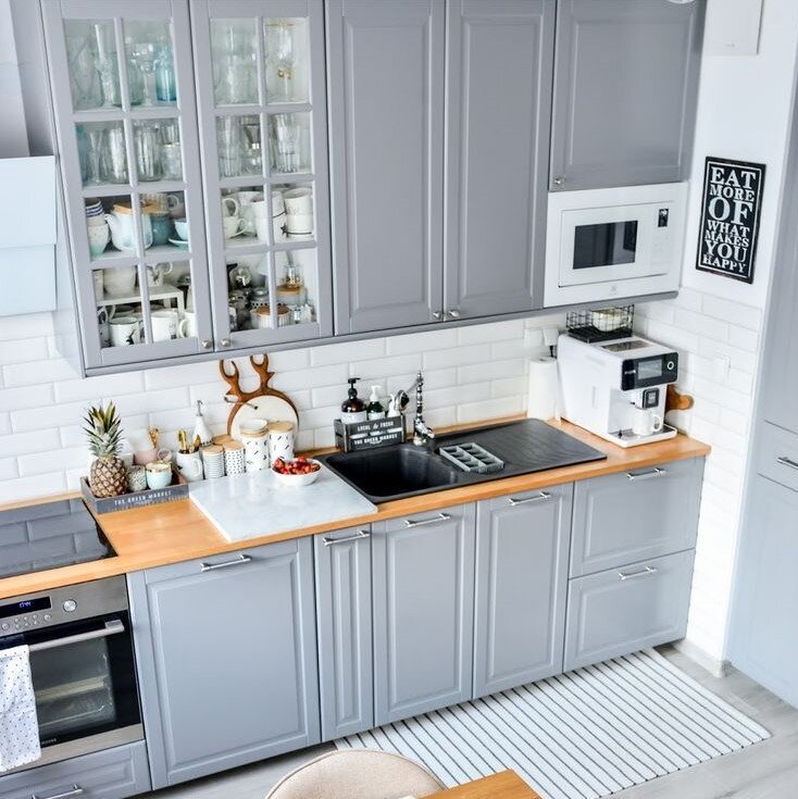 Кухня с узкой бутылочницей. Источник: Pinterest