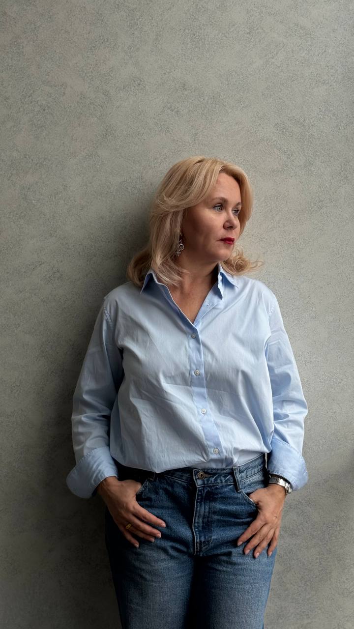 Елена Воробьёва в голубой рубашке