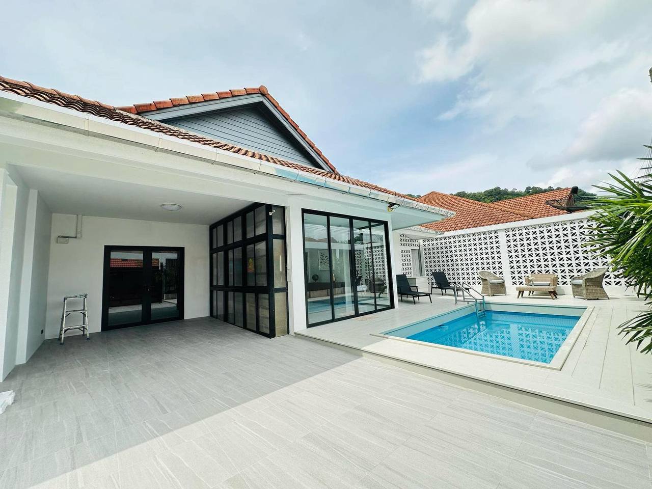 Когда короткие каникулы превращаются в план побега от суеты мегаполиса, всё чаще выбор падает на Пхукет. Мягкий климат, доступный быт, развитая инфраструктура и море в шаговой доступности — идеальные условия не только для отдыха, но и для жизни. Но как пр