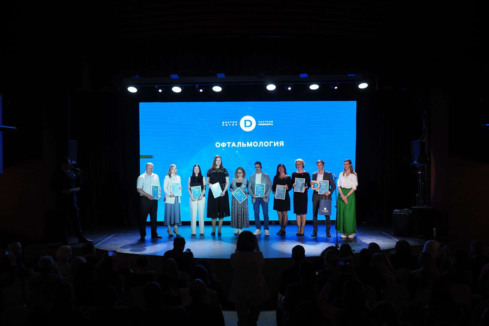 Библиотекарь-библиограф. Доктор смерть спб. Народная премия. Читатель доктор. Человек в маске в библиотеке.