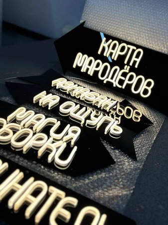 Яркие неоновые вывески с печатью на чёрном оргстекле — арт-объекты для интерьера и фотозон