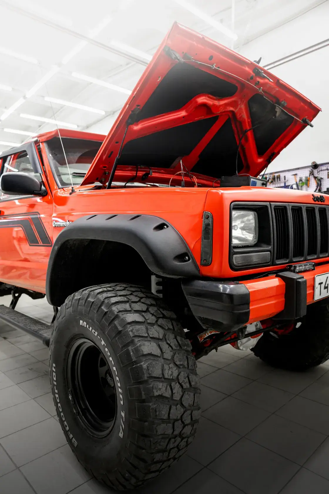 Jeep Comanche с открытым капотом