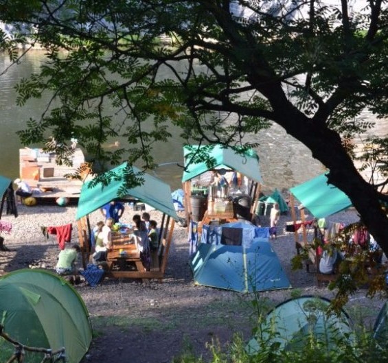 Столы и лавочки на кемпинге