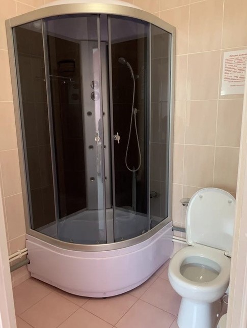 В платной послеродовой палате в роддоме №1 Костромы есть свои душ и туалет