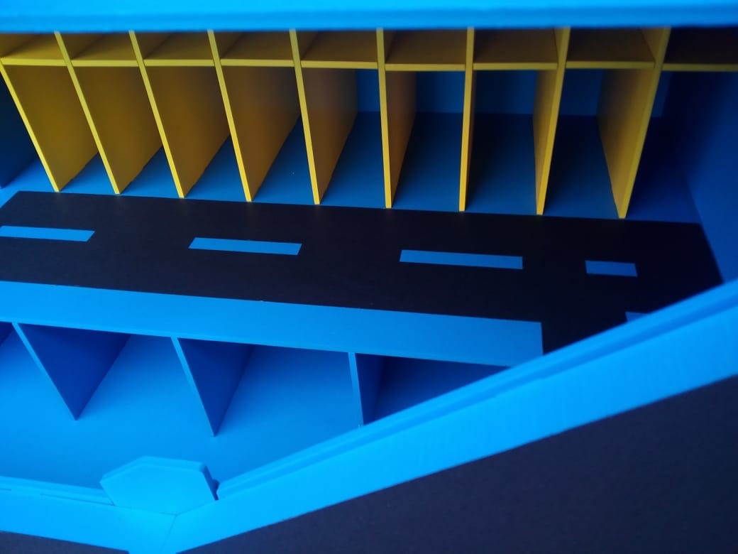 Парковка большая, с трамплином из фанеры