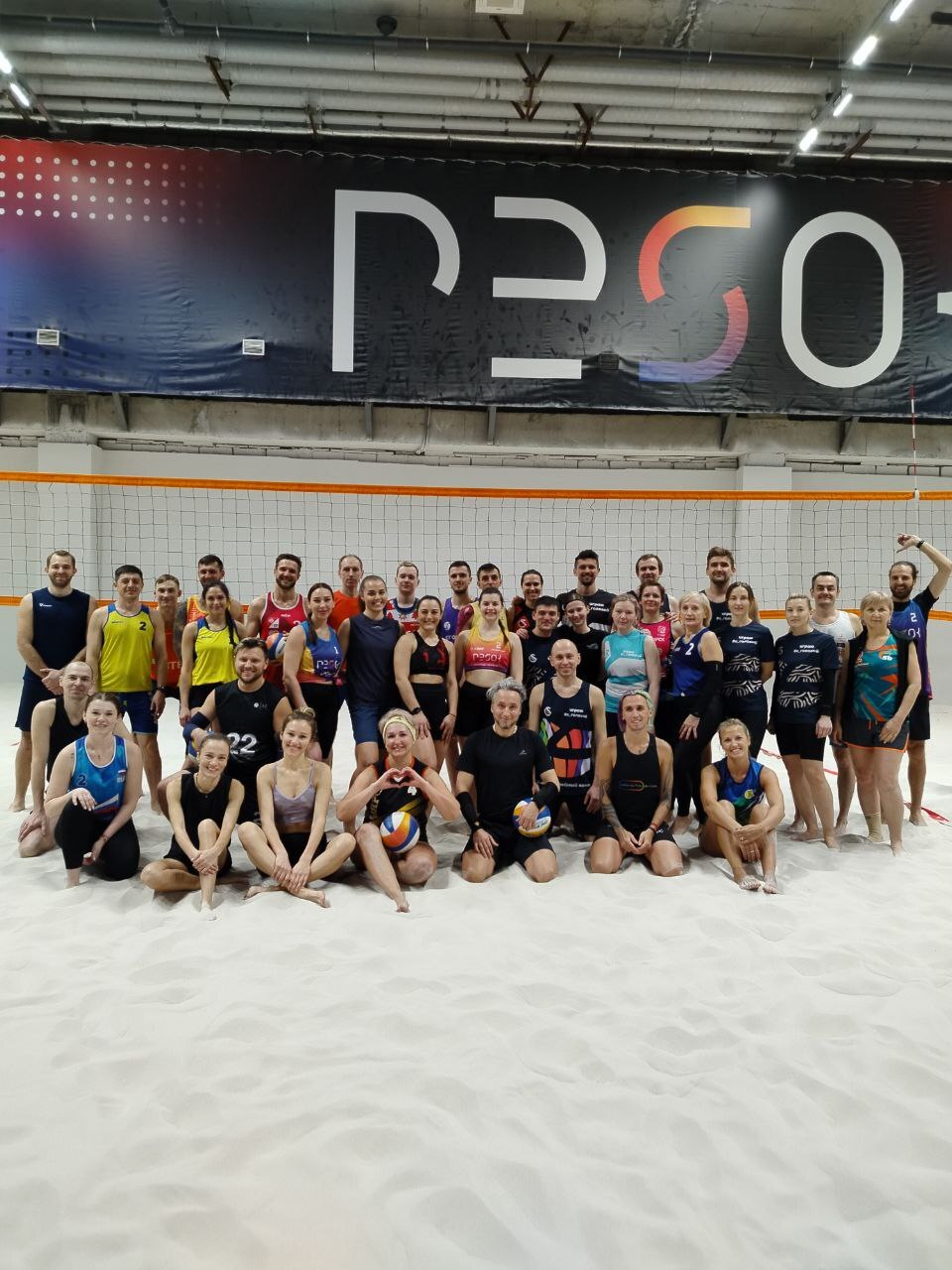 игроки по пляжному волейболу, тренировка, кемп в Красноярске