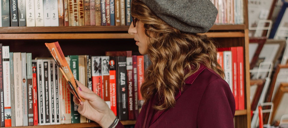 Девушка детектив книги. Девушка читает детектив. Чтение детективов. Женщина с книжкой. Книга которую читают.