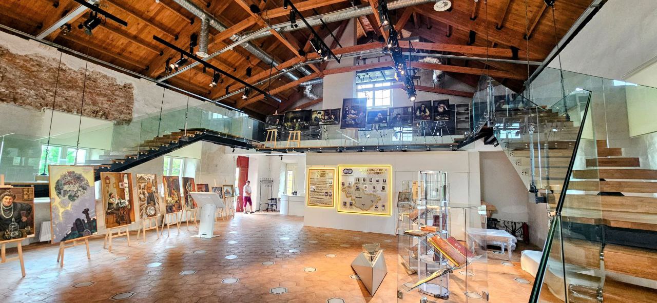 🕯 В зале Воложинской иешивы после реставрации царит особая атмосфера: священные книги, свитки Торы и исторические предметы возвращают память о великой эпохе еврейского образования.