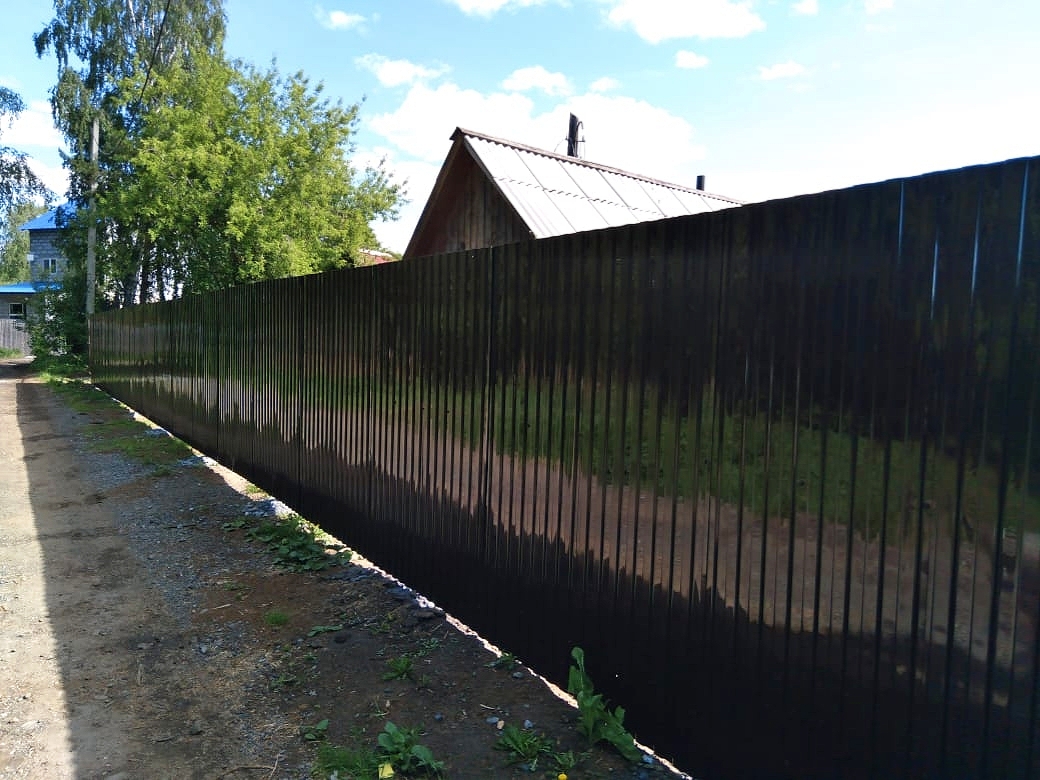Забор из пэт профнастила фото