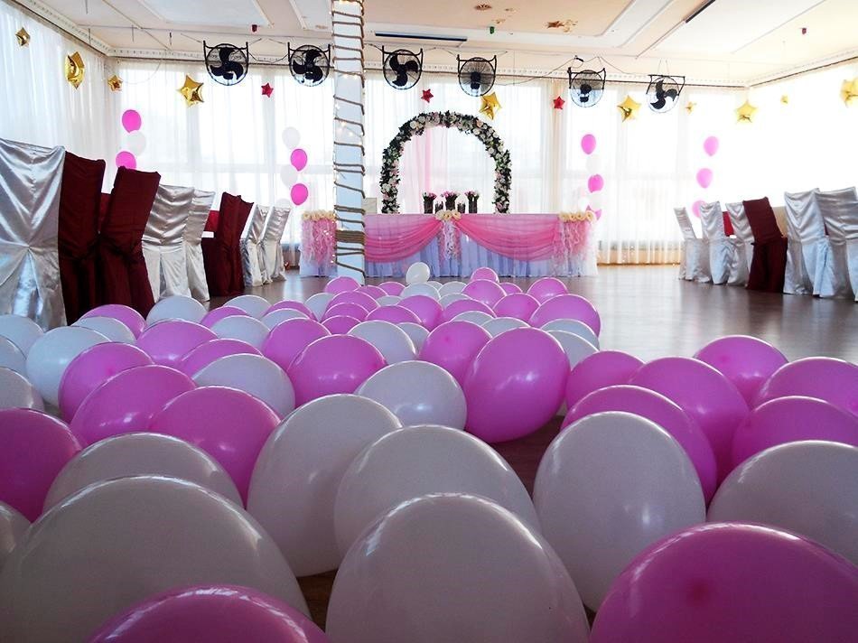 Воздушные шары на полу. Шарики надувные на полу. Шары на полу на свадьбе. Украшение шариками на полу.