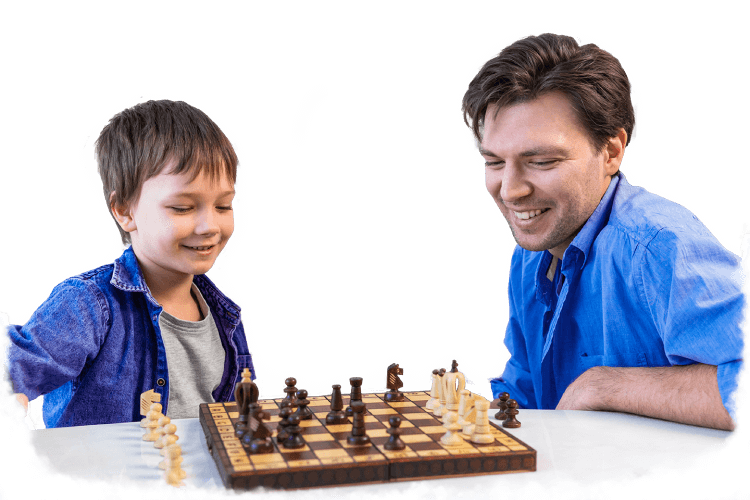 мальчик и тренер играют в шахматы
