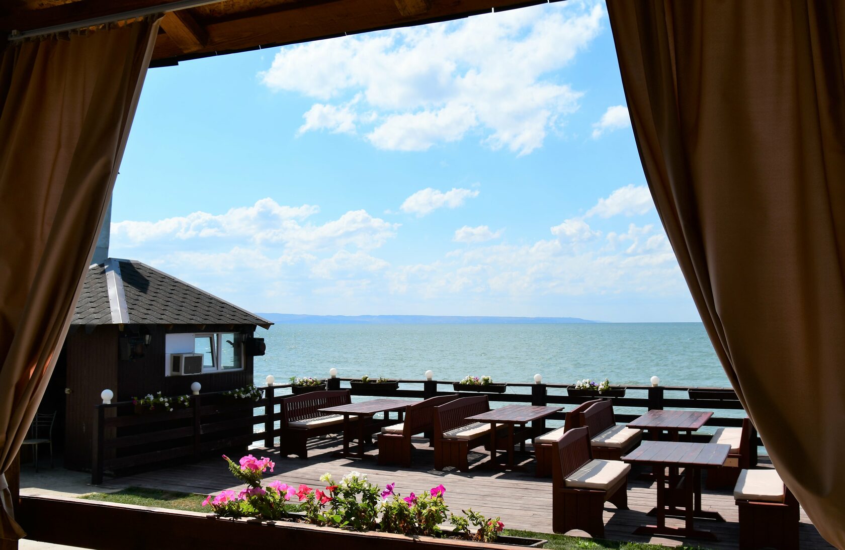 Отдых на море 2023 отель. Отель семь ветров на Азовском море. Отель 7 ветров Ильич. Красивый отель на побережье Азова. Темрюк отель у моря.
