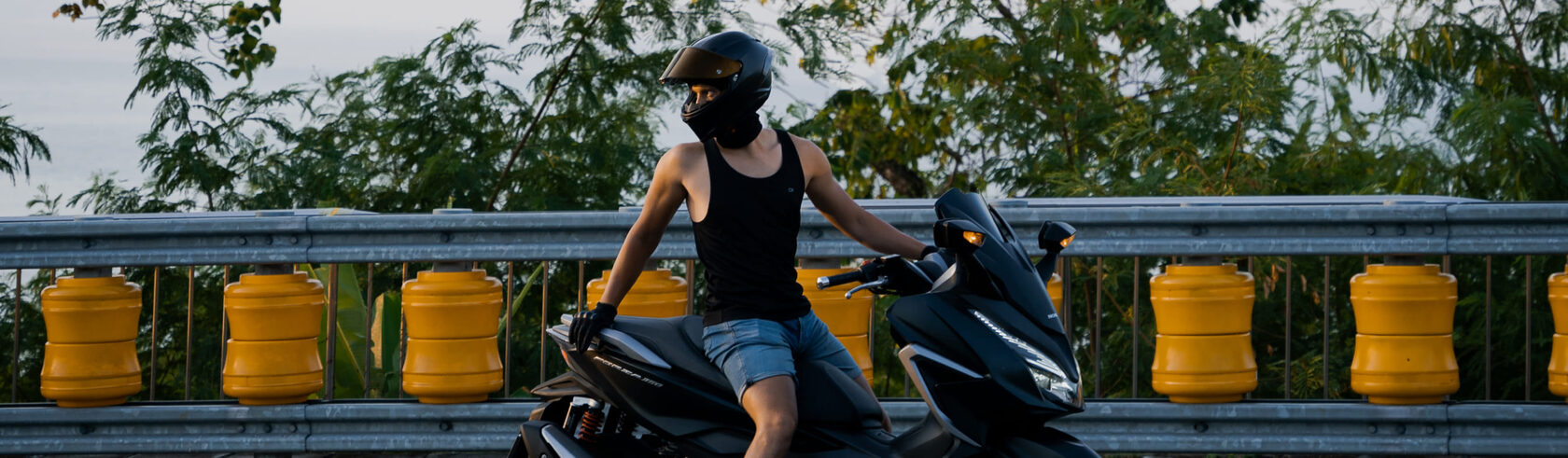 Фотосъемка кольца и браслета Swarovski с использованием студийного освещения и реквизита для создания стильного образа.