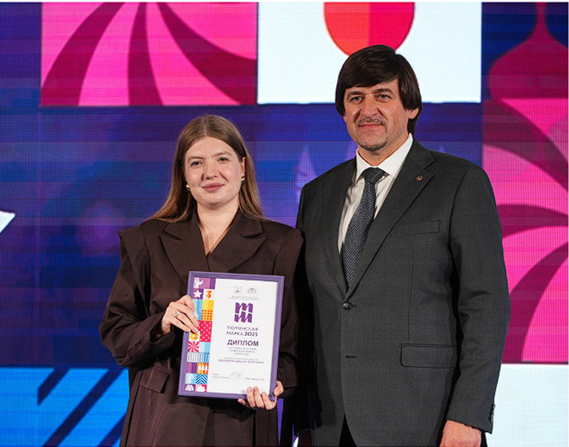 Диана Варварич получает награду премии Тюменская марка для школы КОДИКИ