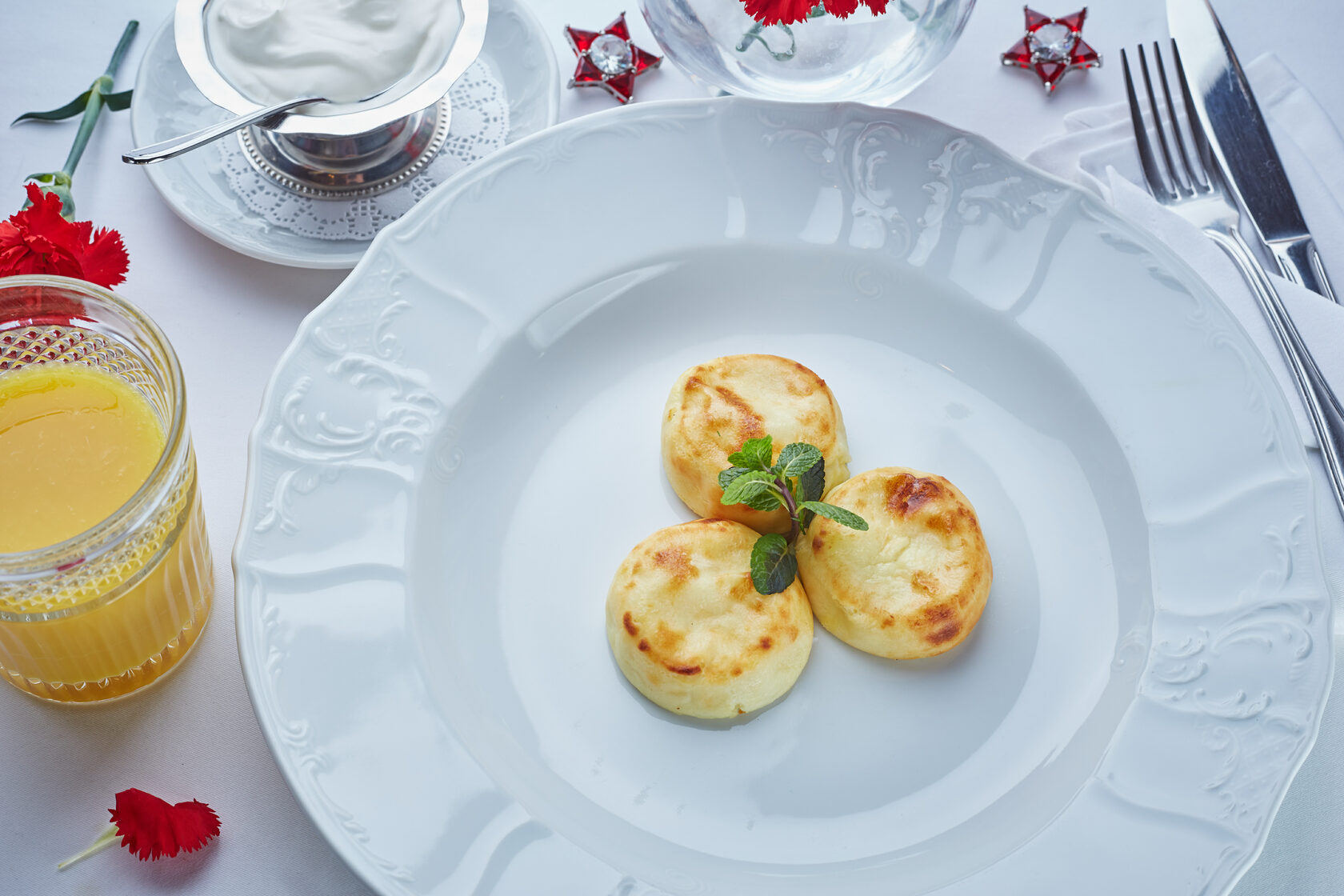 Сырники со сметаной. Фестиваль завтраков Breakfast. Фестиваль завтраков в Москве. Завтраки Новиков.