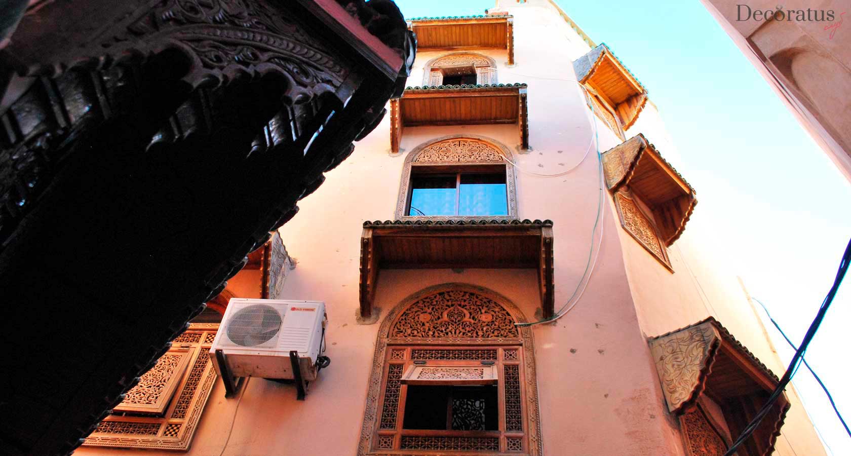 На улицах исторического города Мекнес в Марокко