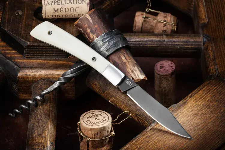 Gent AUS-8 · Bone · Black Titanium