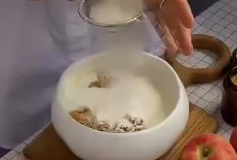 Приготовление яблочных оладий на кефире с корицей: шаг 2