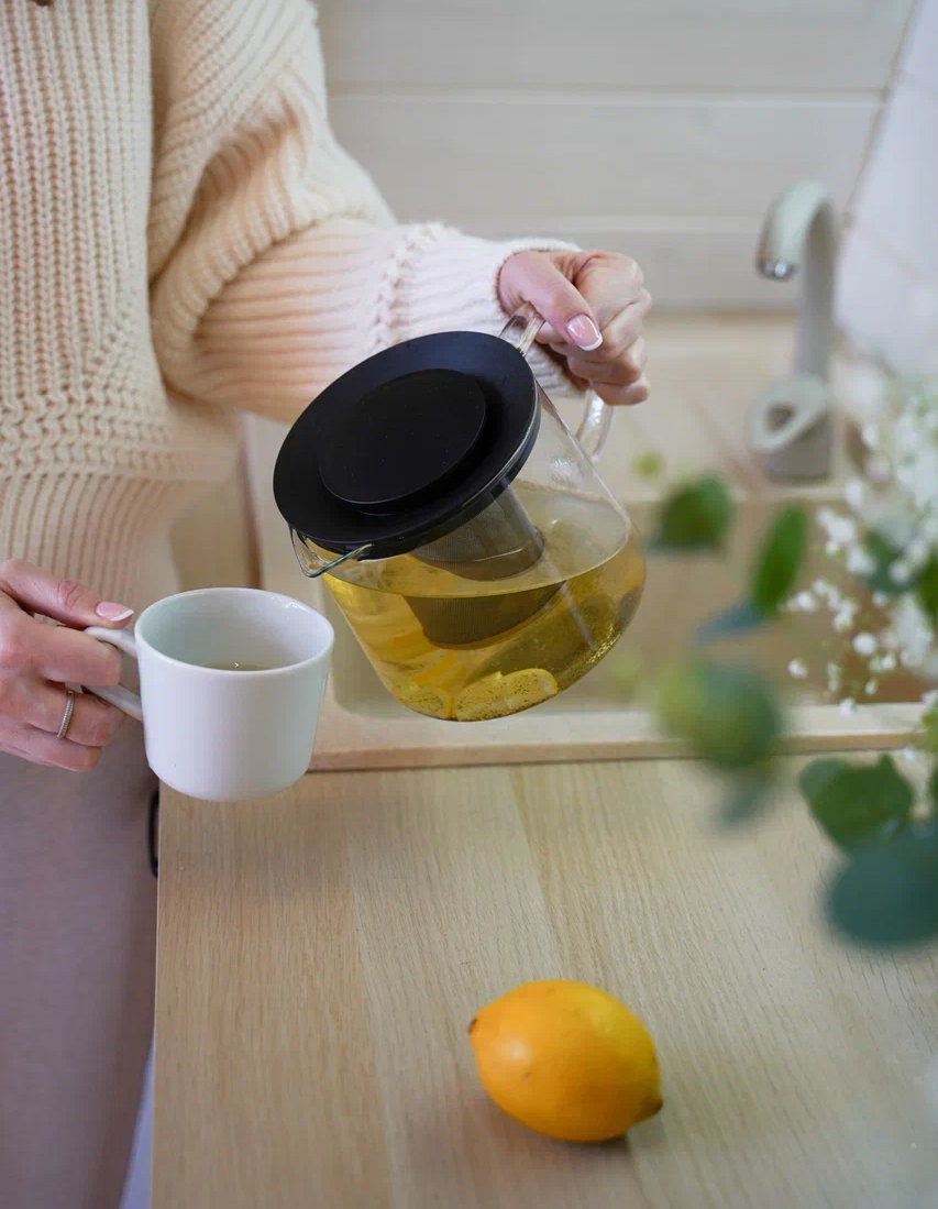 Девушка пьет чай в Афрейм хеппи домики для отдыха в Домодедовском районе