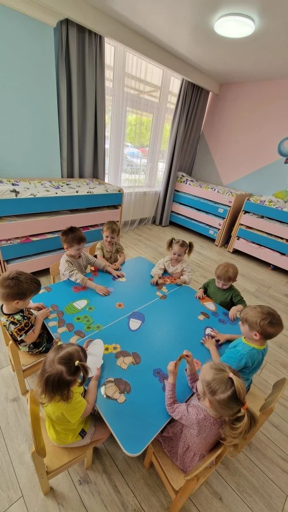 Дети занимаются творчеством