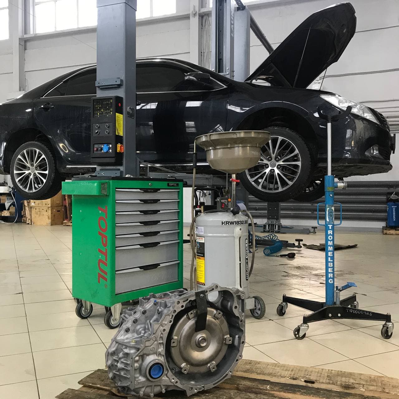 Toyota Camry на подъёмнике в цеху ТРПЛАНТ, снятая АКПП на полу