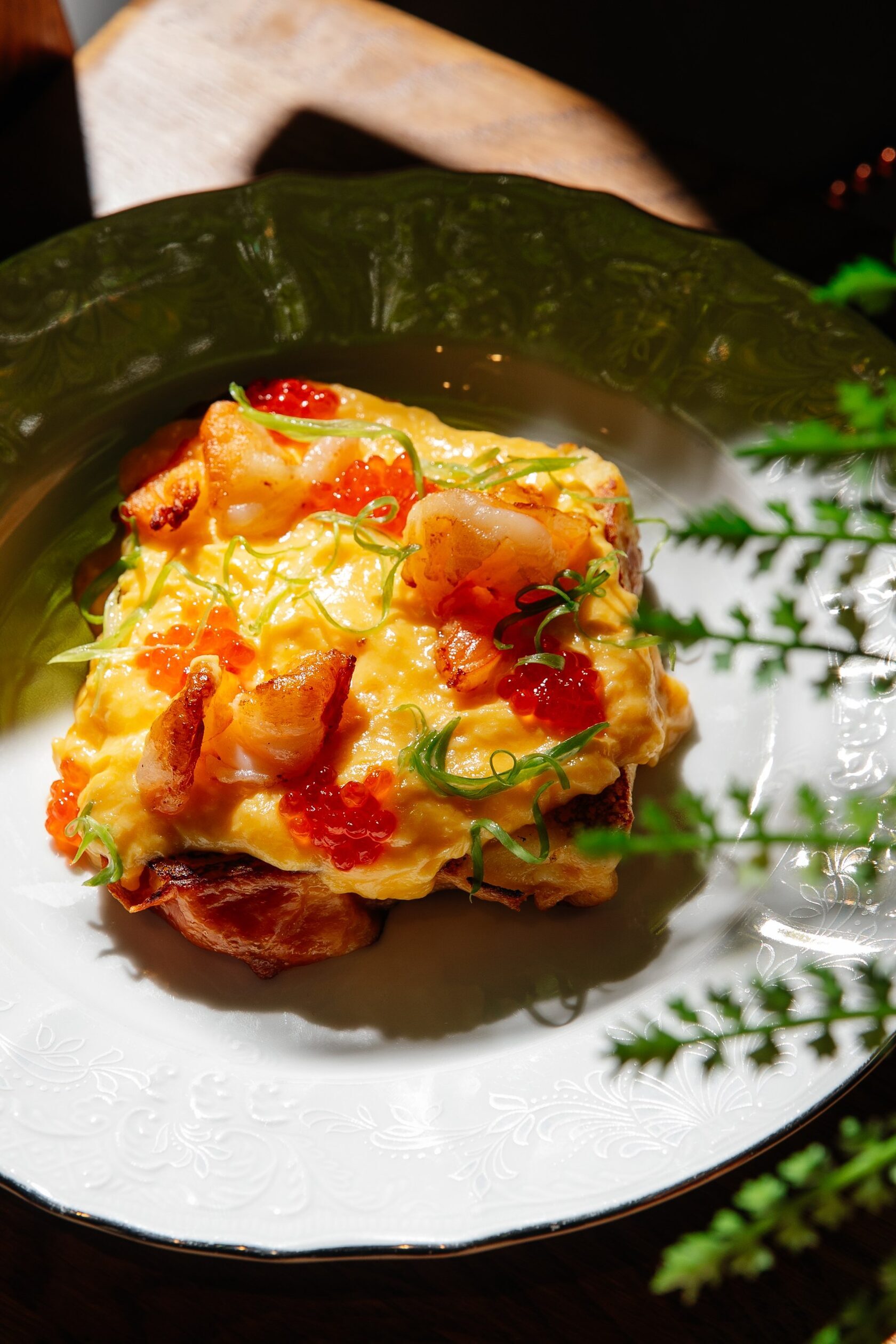 Бриошь с креветками и красной икрой