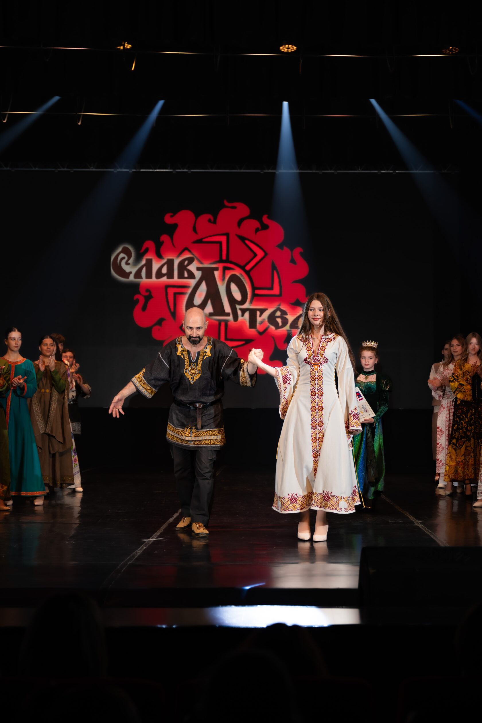 дизайнерская одежда, показ дизайнерских моделей, славянский дизайнер, свадебное славянское платье, славянская одежда, ролевая одежда, средневековые костюмы, стиль средневековья, модельное агентство, натуральные ткани, вышивка на льне, русский модный костюм, викинги, варяги, русичи, россия, бог один,