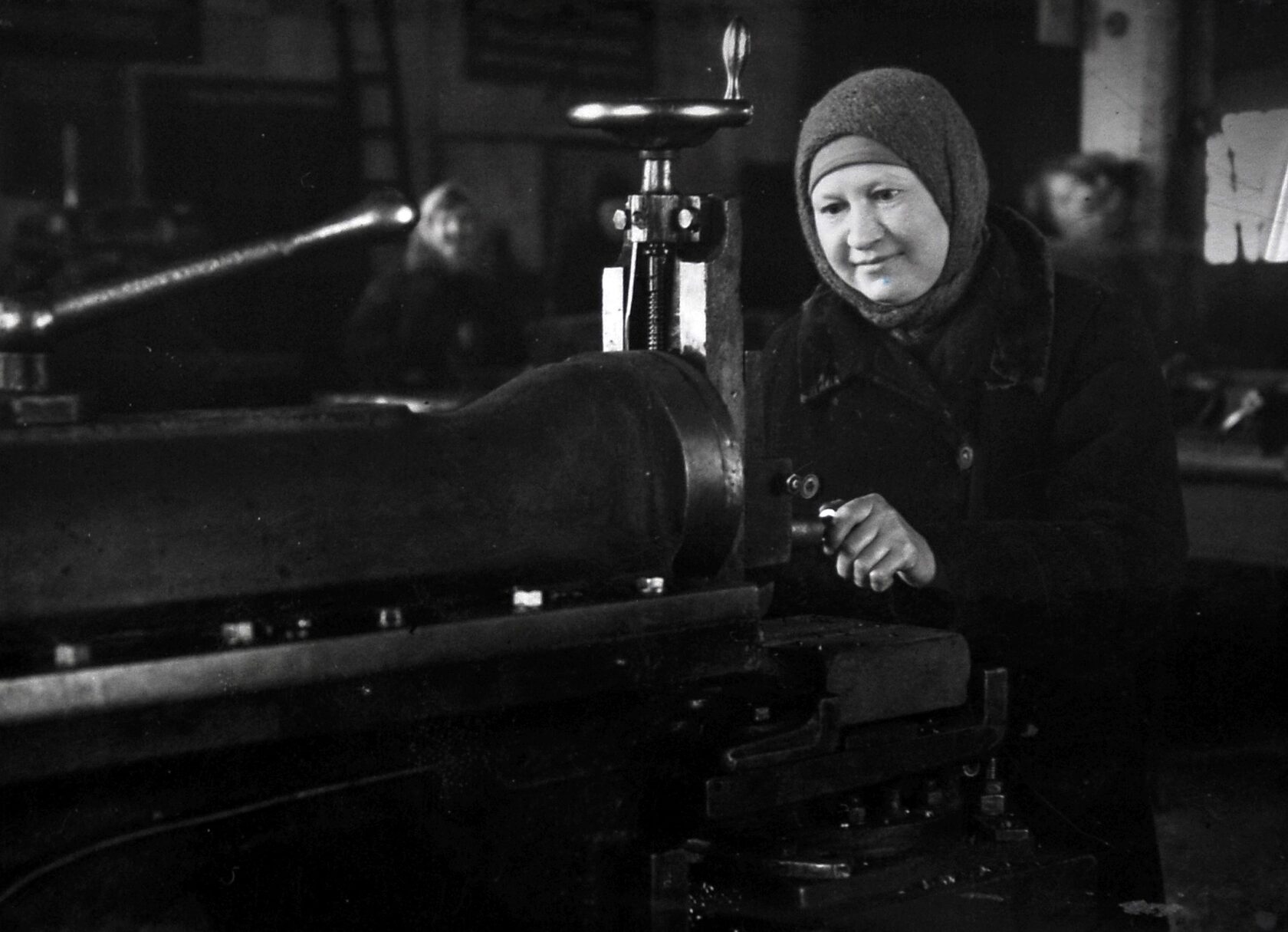 Стахановка Громова, заменяя погибшего мужа, получила квалификацию строгальщицы (г. Ирбит). [1943 г.] 