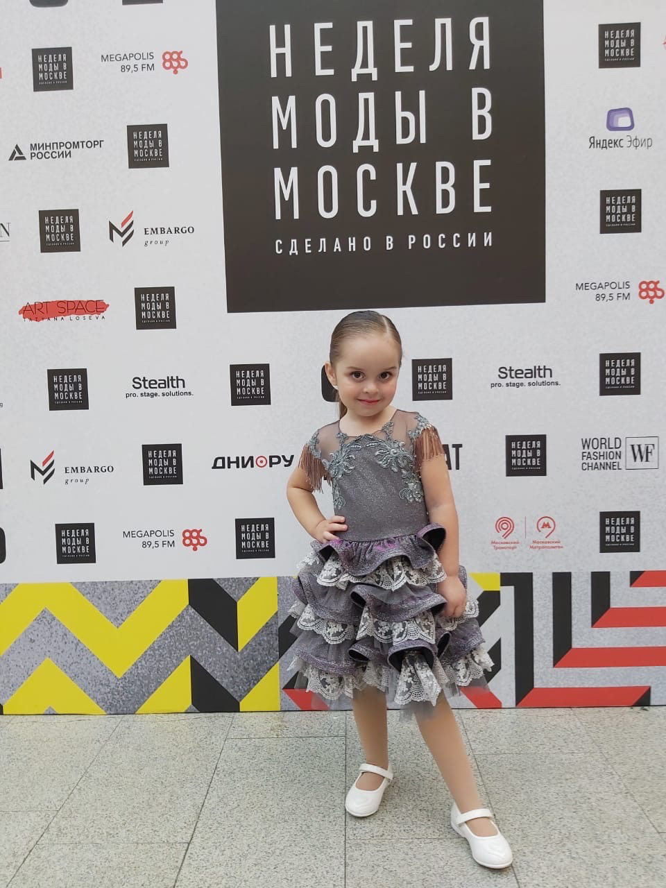 Юная модель агентства на Неделе моды в Москве — официальное мероприятие