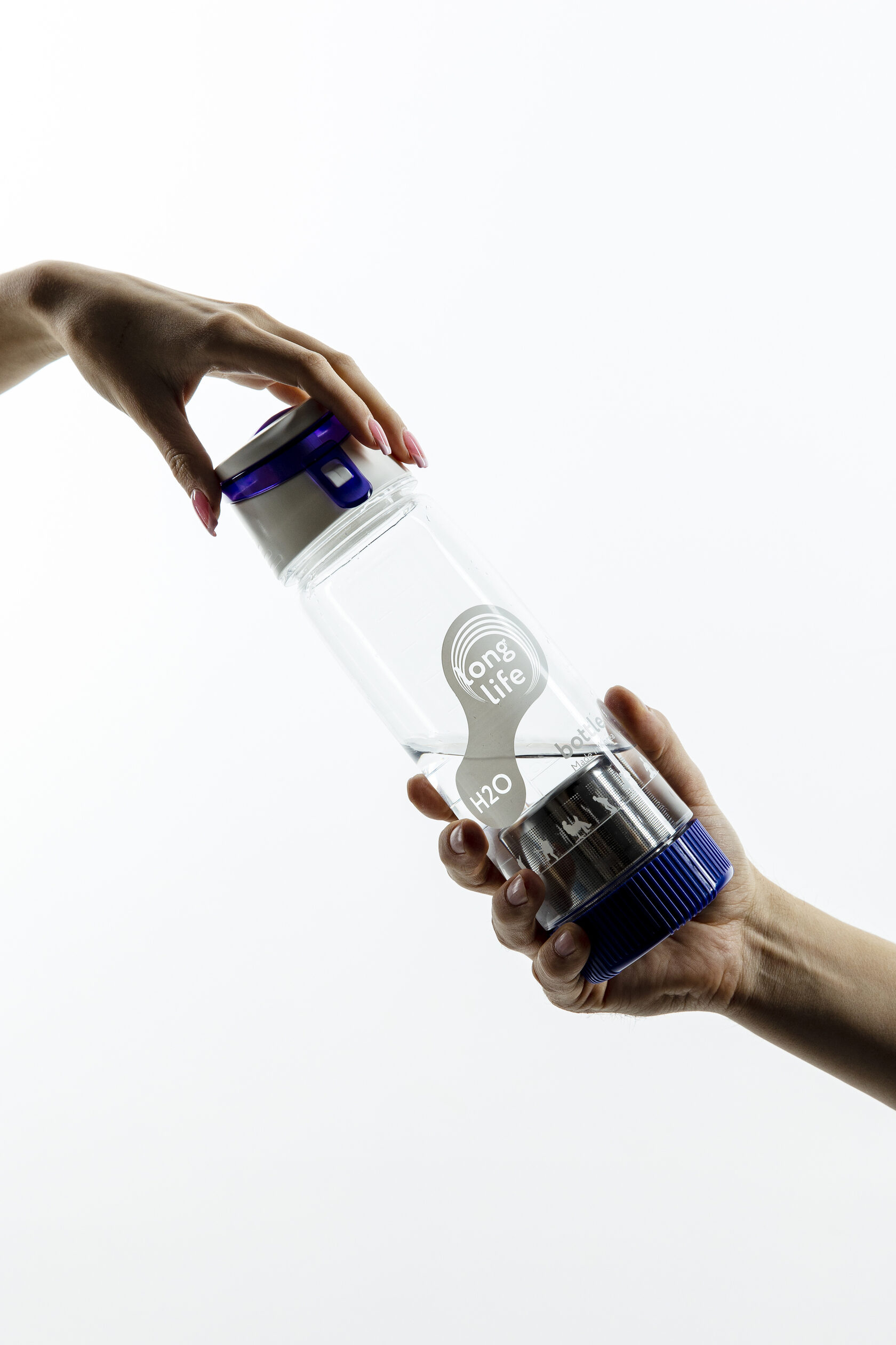 Бутылка для воды. Бутылка с ионизатором воды. Устойчивая бутылка вода. Вода обычная в бутылке.
