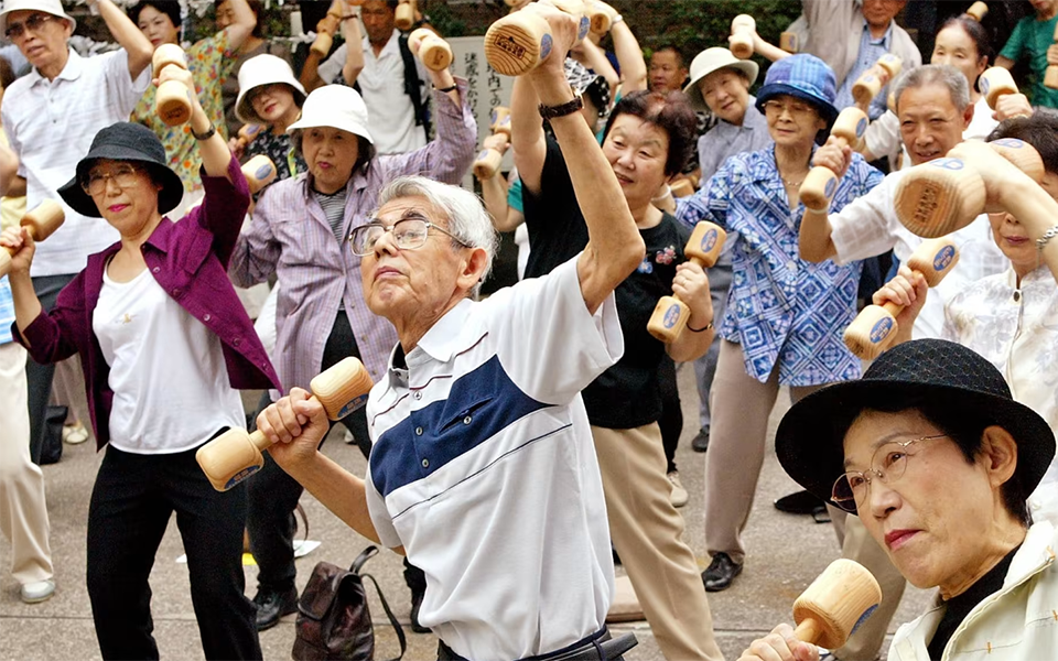 Долголетие населения. Японские долгожители Окинава. Долголетие японцы Окинава. Япония люди. Пожилые люди в Японии.