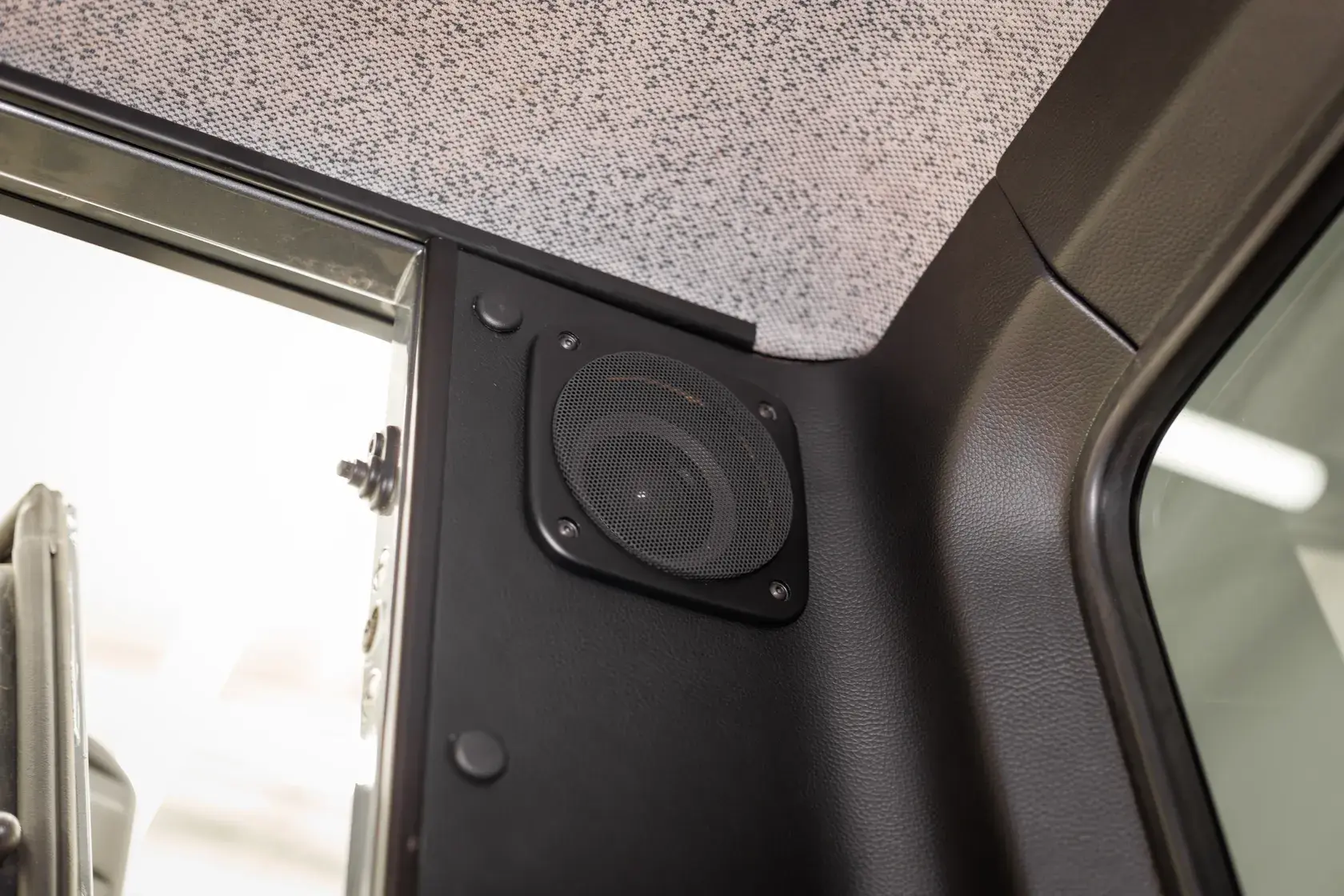 Задний динамик Morel в обшивке Mercedes G280 Professional