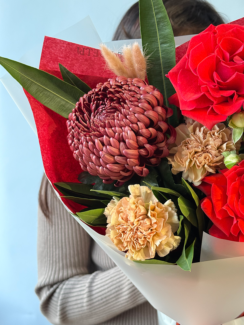 Свежий букет с хризантемой и розами с доставкой по Краснодару