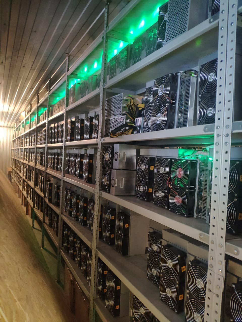 Майнинг ферма асикс. Стеллаж для майнинга. Контейнер для асиков. Майнинг отель для асиков. Майнинг отель.