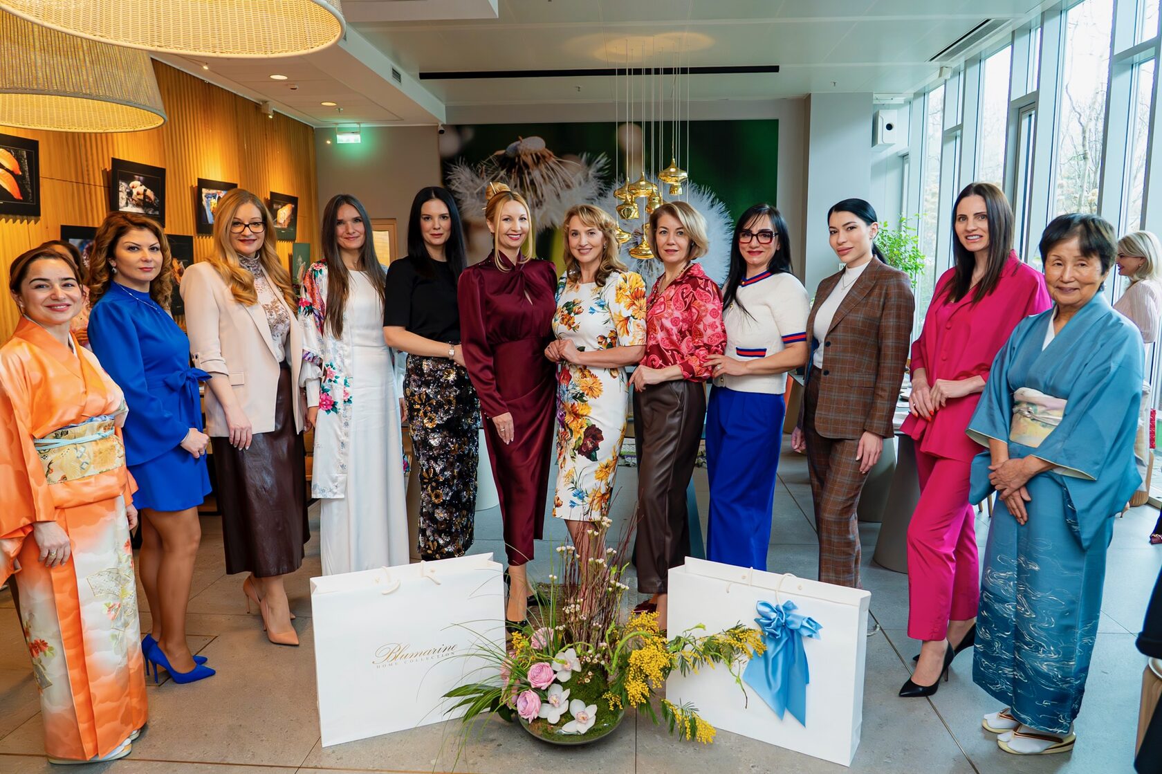 Дамите от Клуб „Великолепната жена“ позират заедно с гостите от Япония по време на японското соаре в ресторант JAZU.