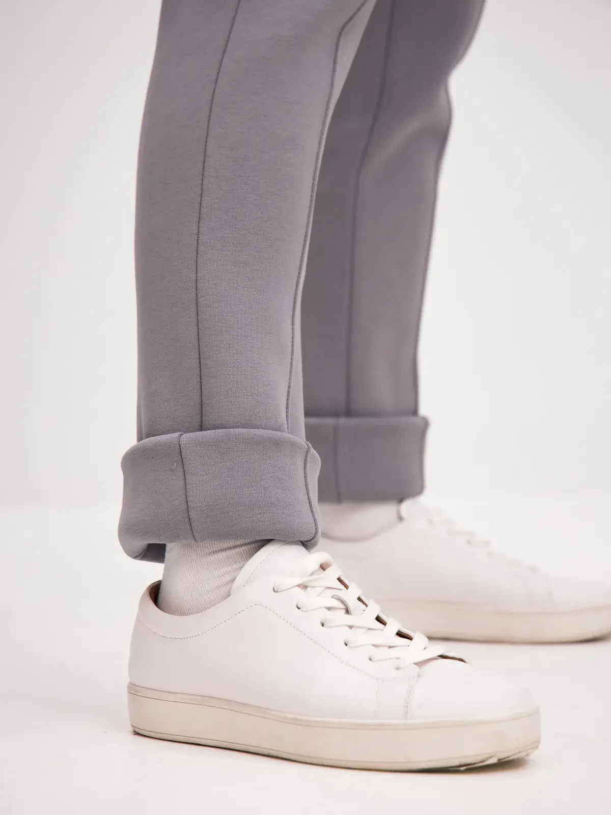 Подбор обуви к костюму из футера: минималистичные кеды