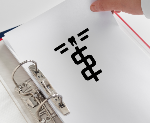 фото папки с документами, на которой изображен логотип стоматологии "Испанский стоматологический центр"