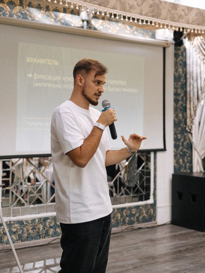 Станислав Бывальцев, основатель сети Stretch House, выступает с микрофоном