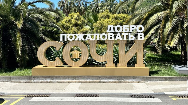 вывеска добро пожаловать в сочи в аэропорту сочи