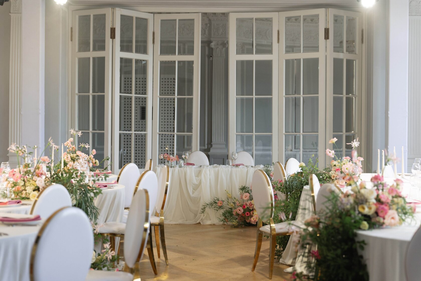 Свадебный банкет в светлом зале — оформление столов цветами и организация свадьбы под ключ