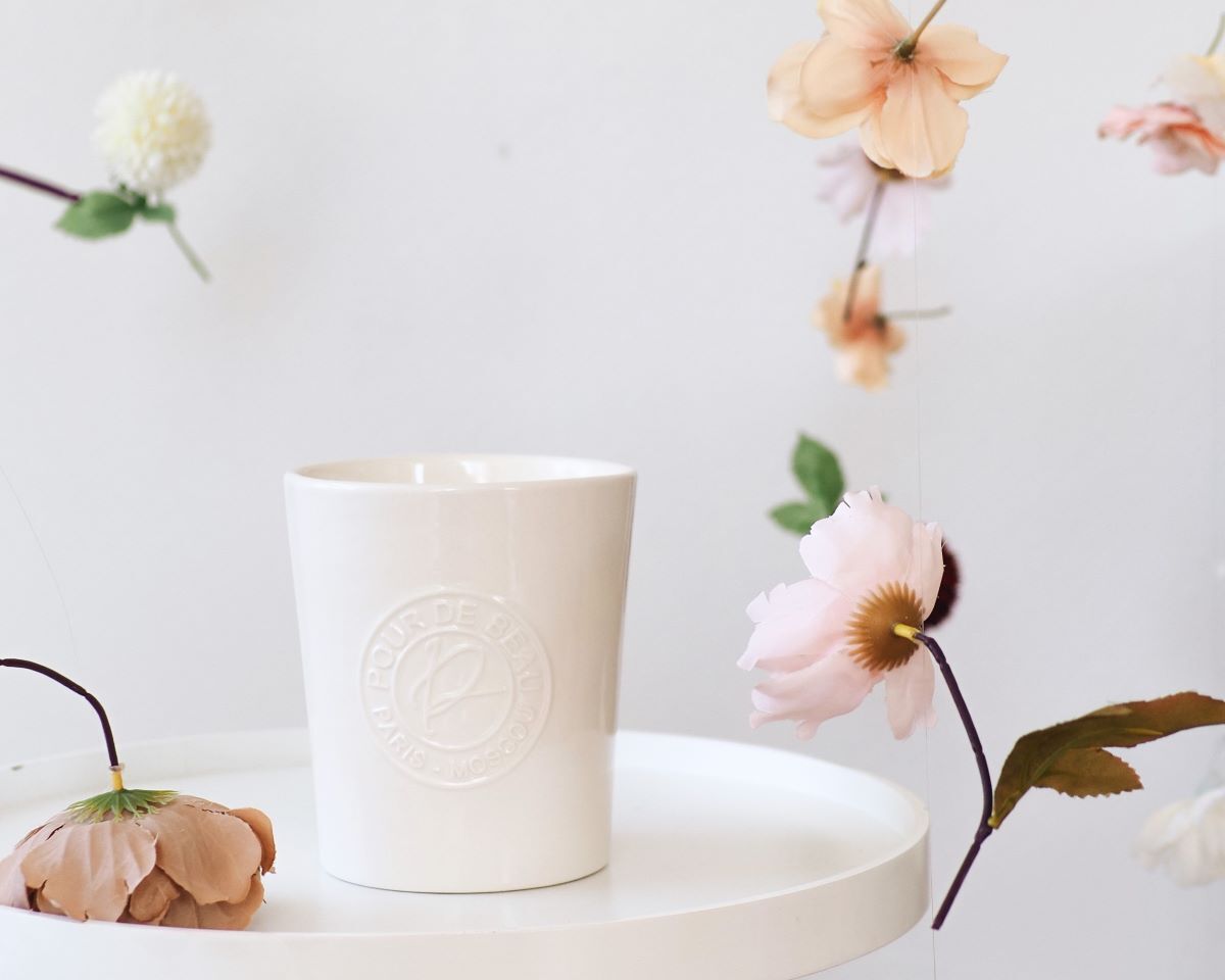 роскошная свеча в белом фарфоре