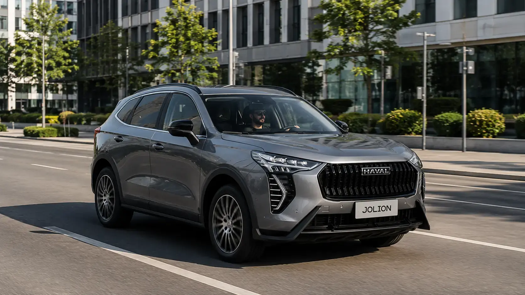 Мужчина едет по городу в Haval Jolion