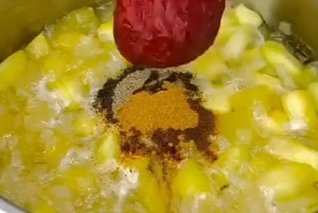 Приготовление кетчупа из кабачков с томатной пастой и луком: шаг 4