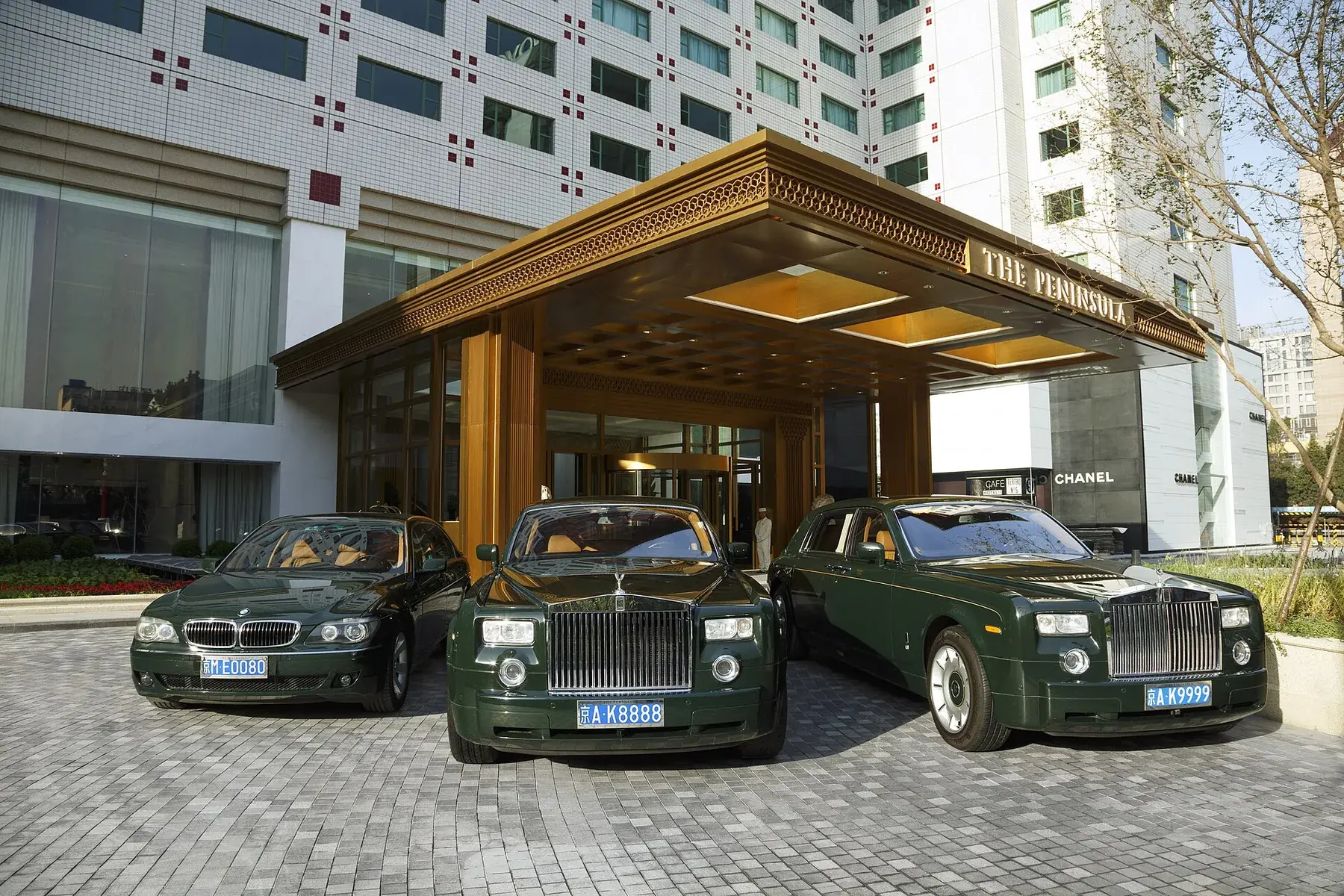 Автомобили Rolls-Royce у входа в The Peninsula Beijing
