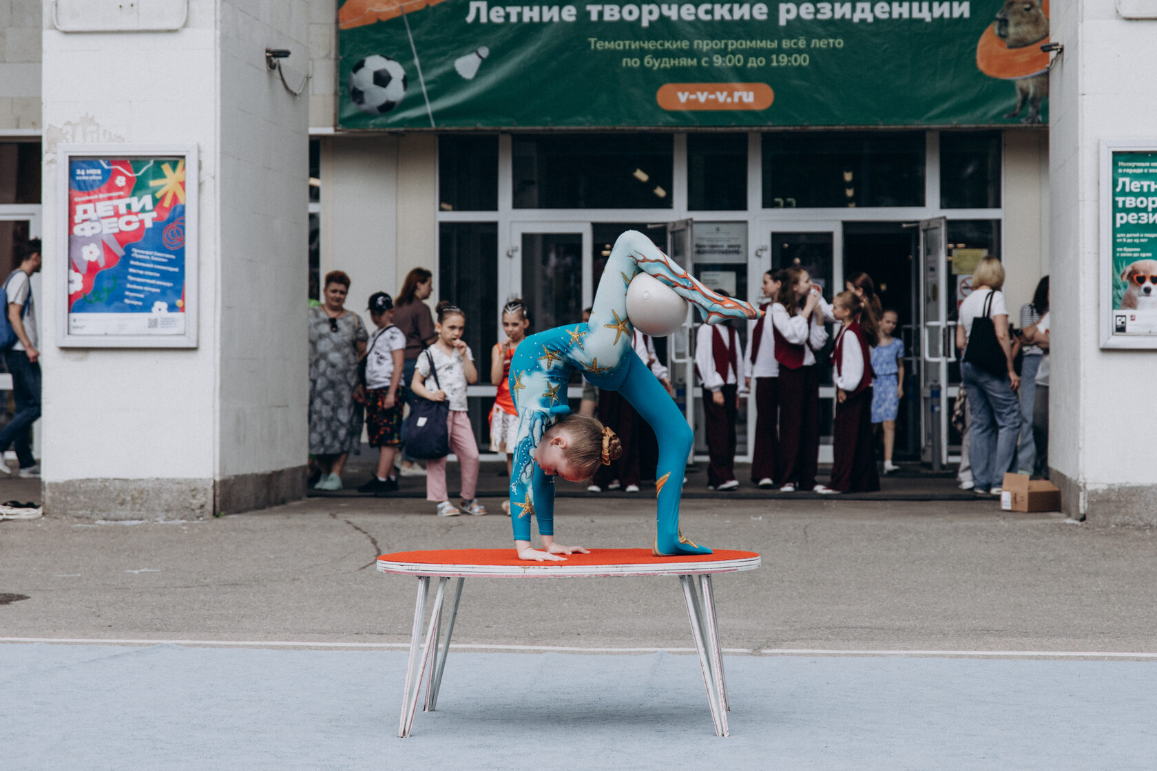 Выступление студий центра на уличной площадке