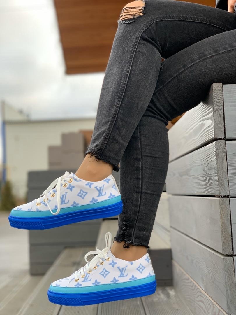 Голубые кроссовки с белой подошвой. Белые кроссовки с синей подошвой. Кроссовки рибок бело голубые. Найк кроссовки аир форс синие. Луи витон голубые красовки.